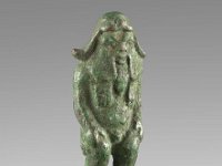 Aeg B 7  Aeg B 7, Spätzeit, Bes, Bronze, H 4,6 cm, B 1,8 cm, T 1,1 cm : Bestandskatalog Ägypten, Museumsfoto: Claus Cordes